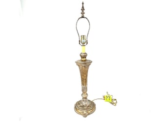 Lámpara de mesa vintage de latón con figura: estilo Hollywood Regency, bronce cepillado.