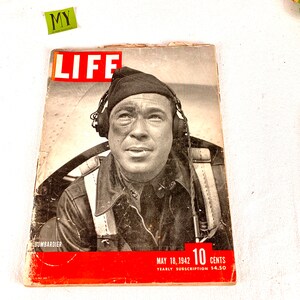 Könnte beinhalten: Ein Vintage-LIFE-Magazin-Cover vom 18. Mai 1942 mit einem Schwarzweißfoto eines Piloten mit schwarzer Mütze und Kopfhörern. Der Titeltext lautet "LIFE" und "10 CENTS".