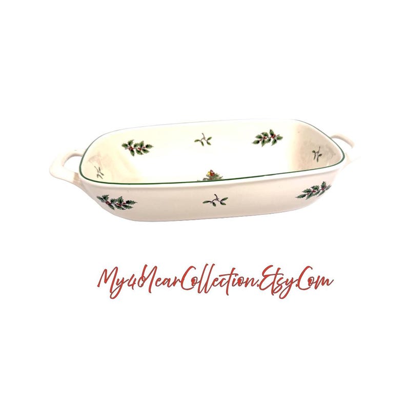 Pu&ograve; includere: Pirofila rettangolare color crema con bordatura verde e disegni di foglie di agrifoglio. La pirofila ha due manici ed &egrave; adatta per servire. Il testo "My4NearCollection Etsy Com" &egrave; in basso.