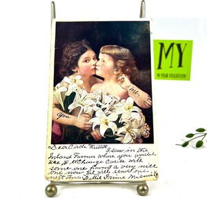 Cartão postal antigo - Lírios - Duas meninas - Postado em 1907 Selo Benjamin Franklin - Escrita na frente e no verso - My40YearCollection