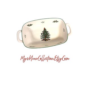 Pu&ograve; includere: Piatto da portata rettangolare in ceramica bianco sporco con bordi e manici verdi. Presenta un motivo a forma di albero di Natale decorato con ornamenti e regali. Il testo "My4YearCollection Etsy Com" &egrave; in basso.