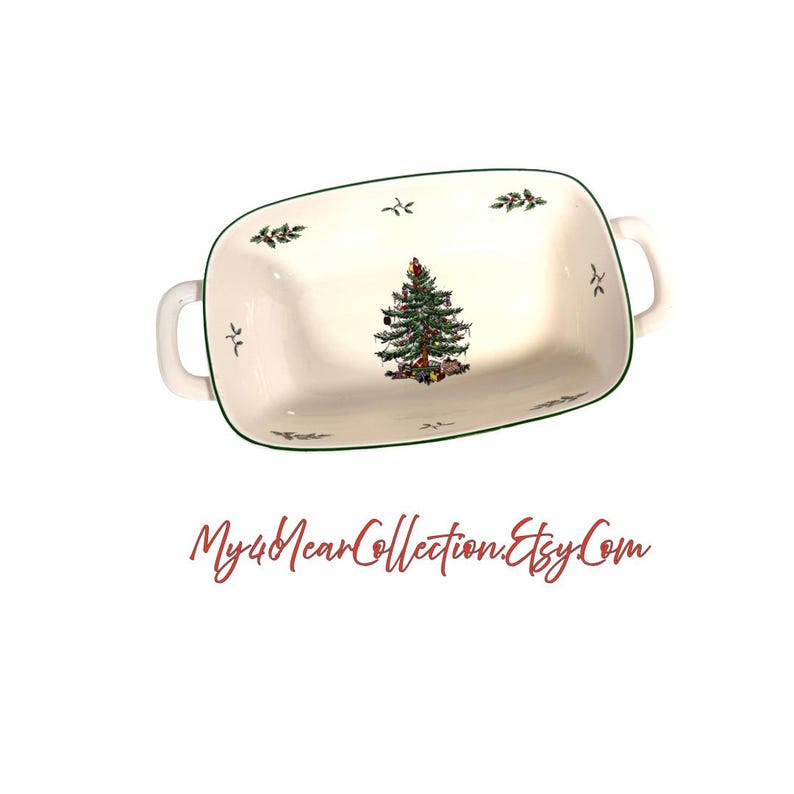 Pu&ograve; includere: Piatto da portata rettangolare in ceramica bianco sporco con bordi e manici verdi. Presenta un motivo a forma di albero di Natale decorato con ornamenti e regali. Il testo "My4YearCollection Etsy Com" &egrave; in basso.