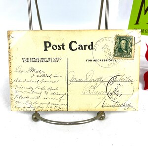 K&ouml;nnte beinhalten: Eine Vintage-Postkarte mit einer handschriftlichen Nachricht. Die Postkarte ist cremefarben mit einem schwarzen Rand und den Worten "Post Card" in Schwarz gedruckt. Die Nachricht lautet: "Liebe Miss, ich habe im Inland Farmer bemerkt. Friendly Circle, dass Sie f. Cark mit einigen der Cizelero austauschen wollten. Ich bin einer davon. Ich schicke Ihnen diesen hier und hoffe, einen im Gegenzug zu bekommen." Die Postkarte hat eine Briefmarke mit einem Portr&auml;t von George Washington und den Worten "United States Postage" darauf gedruckt. Die Briefmarke ist mit "Jun 24, 1900 A.M. Kittrell, Miss." abgestempelt.