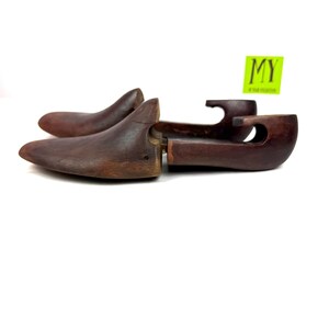 Side view showing adjustable split toe design