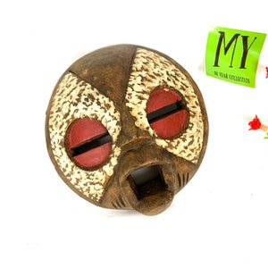 Maschera africana in legno intagliata a mano d&#39;epoca: scultura da parete 3D