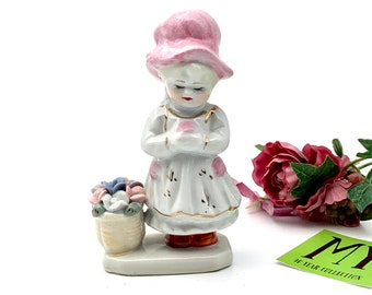 Estatueta vintage de porcelana chinesa representando uma menina com chapéu rosa e cesta de flores (Minha Coleção de 40 Anos)