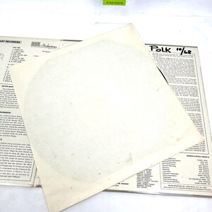 Puede incluir: Un &aacute;lbum de vinilo vintage abierto con una funda interior blanca. La portada del &aacute;lbum presenta texto, incluyendo "POLK 10/68" y "LAST RECORDING". Una etiqueta verde y blanca con "MY 94 YEAR COLLECTION" est&aacute; en la esquina superior derecha.