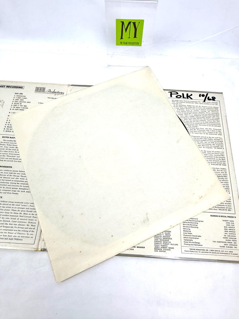 Puede incluir: Un &aacute;lbum de vinilo vintage abierto con una funda interior blanca. La portada del &aacute;lbum presenta texto, incluyendo "POLK 10/68" y "LAST RECORDING". Una etiqueta verde y blanca con "MY 94 YEAR COLLECTION" est&aacute; en la esquina superior derecha.