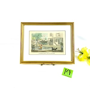 Peut inclure: Une estampe ancienne encadrée représentant un homme tombant dans un étang avec un chien qui s'enfuit. L'estampe est intitulée "Dr Syntax amusé par Fat dans l'étang."