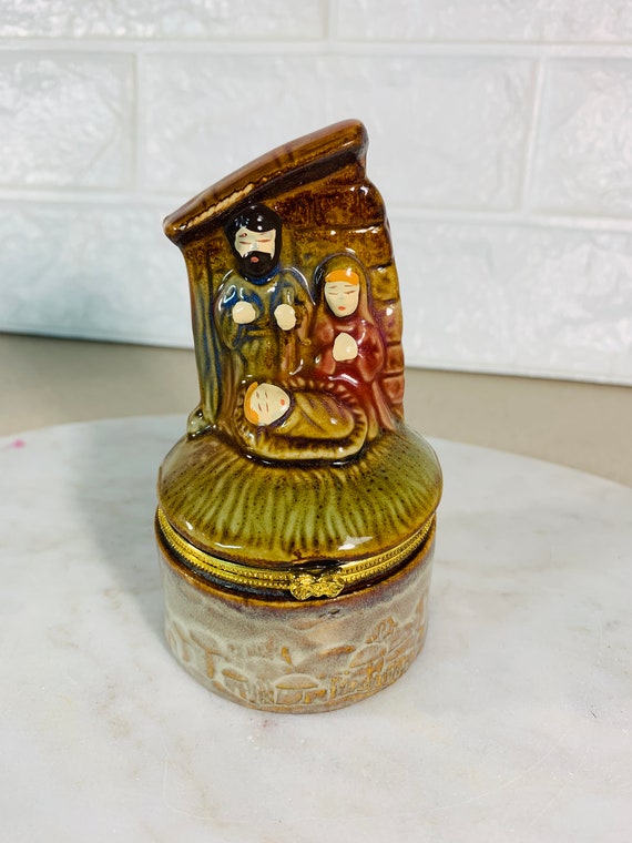 Vintage Nativity Hinged Trinket Box Ceramic Mange… - image 2