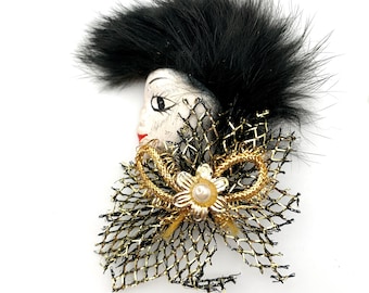 Vintage Art Deco Dame Pelz Hut Brosche Handbemalter Gesicht Spitzenkragen mit Perle Blume Pin Geschenk für Sie My40YearCollection