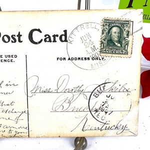K&ouml;nnte beinhalten: Eine Vintage-Postkarte mit einer handschriftlichen Adresse an Miss Dorothy Breckinridge, Kentucky. Die Postkarte hat eine 1-Cent-Briefmarke mit Benjamin Franklin und einen Poststempel aus Kittrell, Mississippi, datiert auf den 24. Juni 1900.