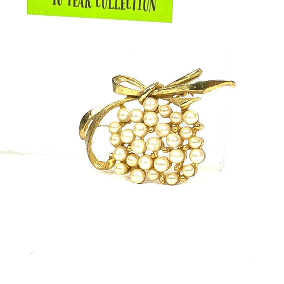 Vintage Brooch - Georgeous Faux Pearl Floral Broo… - image 10