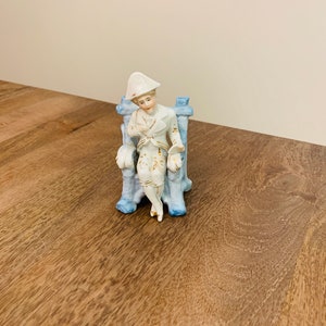 Vintage Japan Figur; Kolonialmann im blauen Stuhl; Weiß, Blau und Goldbesatz; Sammler Figur