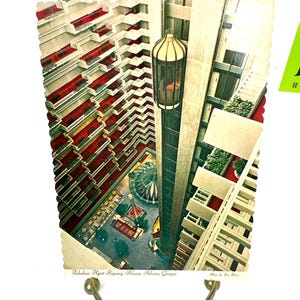 Carte postale vintage – Hyatt Regency Atlanta Georgia – Ascenseur en verre et intérieur de l'atrium – Dexter Press Hotel Mid-Century - My40YearCollection
