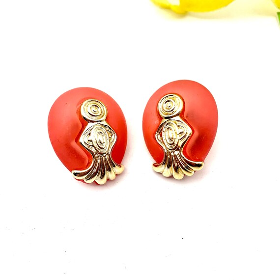 Vintage Mid Century Coral and Gold Tone Clip on E… - image 3