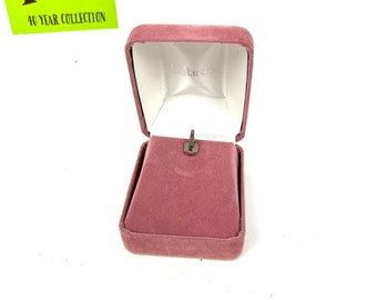 Vintage Dillards Rosa Velour Charm Box mit Haken - Rosa Schmuck Geschenkbox mit Hülle - My40YearCollection