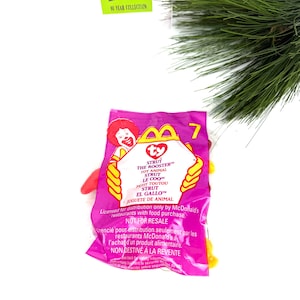 Peut inclure: Ensemble de trois mugs en céramique avec une finition mate et mouchetée. Les tasses sont dans les tons crème, gris clair et gris foncé. Chaque mug a un design simple et minimaliste, idéal pour le café ou le thé.