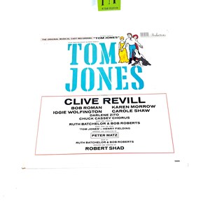 Puede incluir: Una grabaci&oacute;n de reparto musical vintage de "Tom Jones" con un t&iacute;tulo turquesa y los nombres del elenco. La portada presenta los nombres de Clive Revill, Karen Morrow y Carole Shaw. La imagen incluye una peque&ntilde;a ilustraci&oacute;n de personajes con ropa de &eacute;poca.