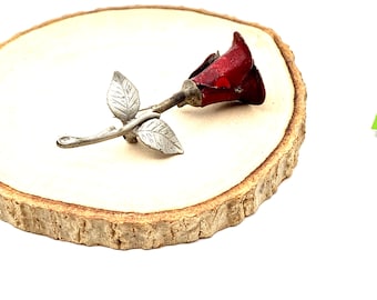 Broche vintage de rosa roja de Avon: broche floral en tono plateado