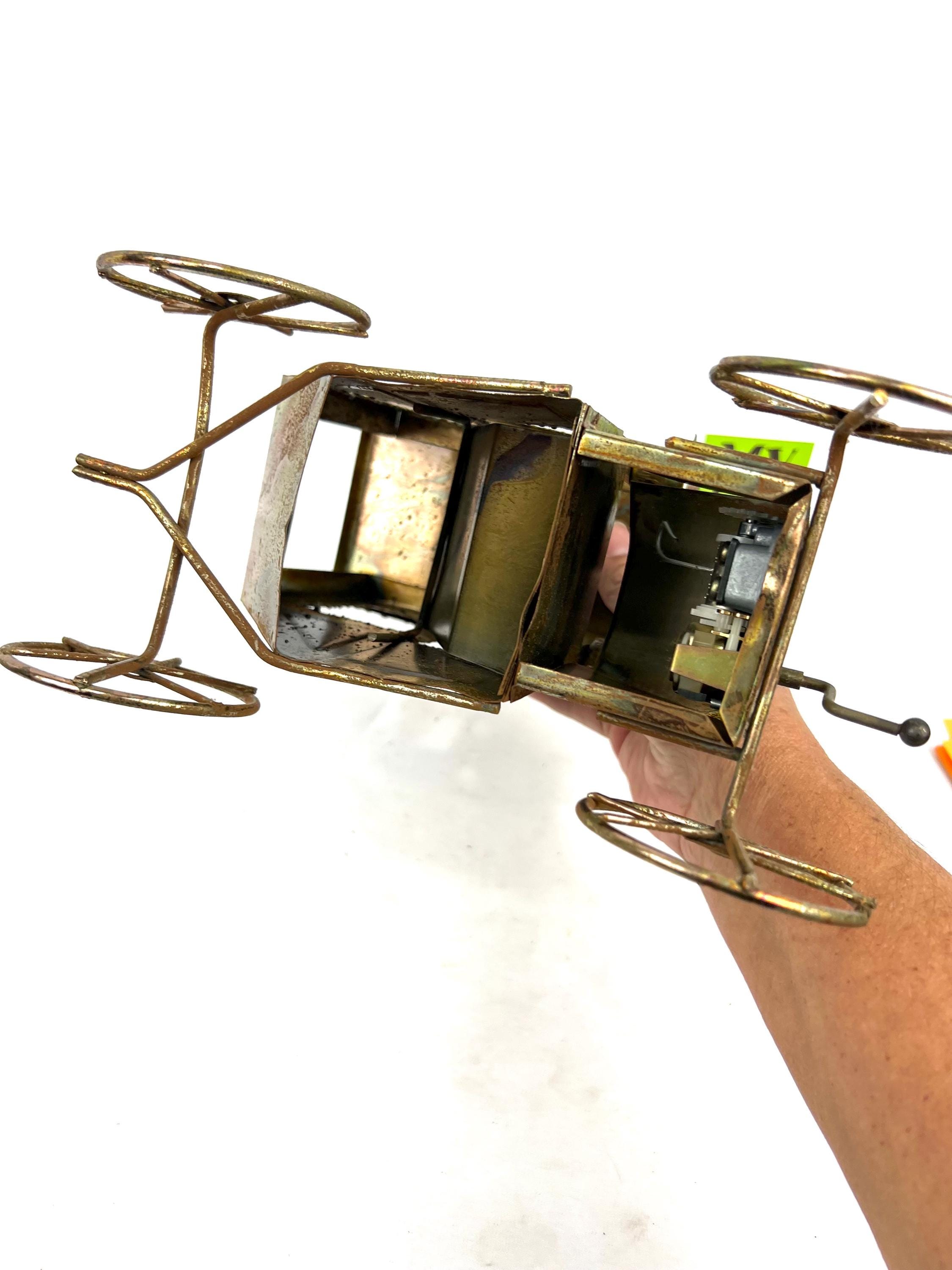 ビンテージ モデルT カー オルゴール：ブリキと銅の金属工芸品