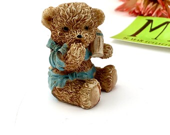 Figurka z żywicy w stylu vintage, miniaturowy niedźwiadek: niebieska piżama, dekoracja na baby shower