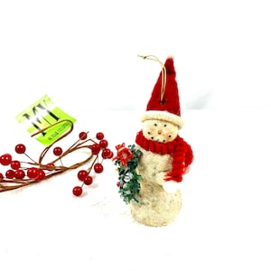 愛らしいキラキラ輝く雪だるまの飾り サンタの帽子 クリスマスリースを持つ赤いショール 雪だるま クリスマスツリーの飾り My40YearCollection