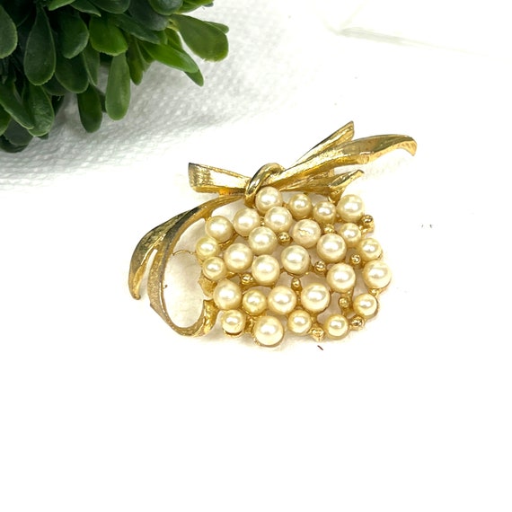 Vintage Brooch - Georgeous Faux Pearl Floral Broo… - image 2