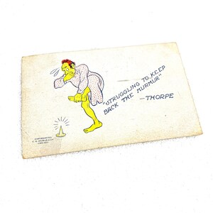 Antica cartolina illustrata comica "Lotta per trattenere il mormorio" Thorpe Man che si tiene l'alluce Francobollo Benjamin Franklin del 1907 usato