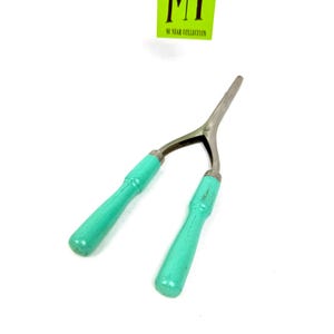 Vintage Curling Iron with Aqua Handles – Early Hair Styling Tool – Rustic Vanity Decor or Prop - My40YearCollection