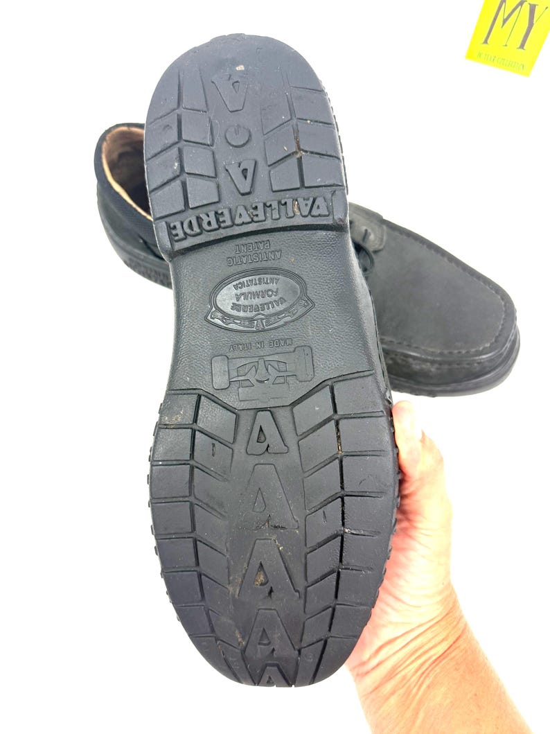 May include: Black leather shoes with a textured rubber sole. The sole features the brand name "VALLEVERDE" and other text. The shoes are designed for comfort and durability, suitable for everyday wear.