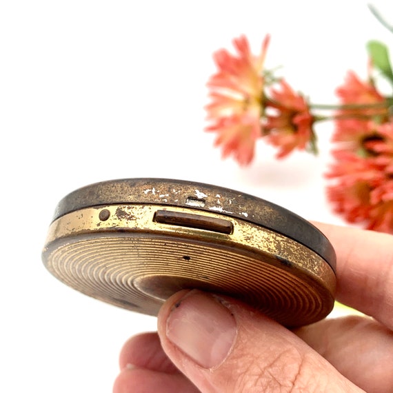 Vintage Volupte Round Brass Cosmetic Compact Case… - image 3