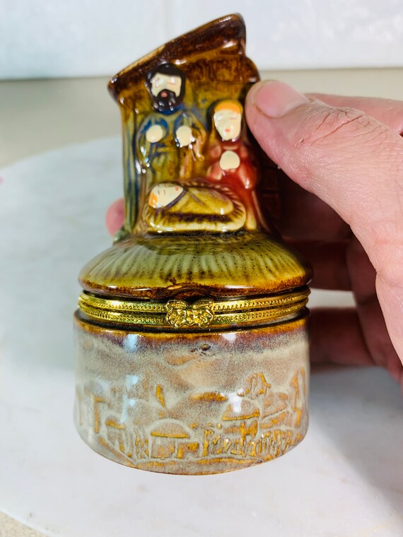 Vintage Nativity Hinged Trinket Box Ceramic Mange… - image 9