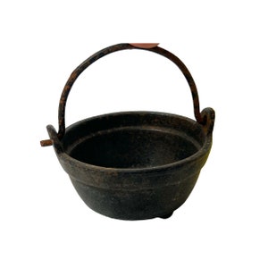 Vintage Miniature JAL Cast Iron Cauldron with Handle - Mini Bean Pot - JAL Souvenir - My40YearCollection