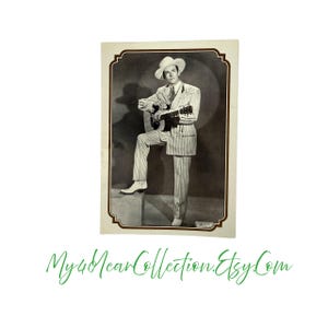 Cartolina d'epoca di Hank Williams - Foto del 1978 di Henry Schofield - Cappello da cowboy e chitarra - Oggetto da collezione americano - My40YearCollection