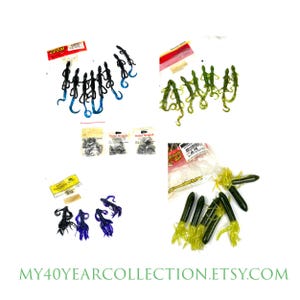 Può includere: Assortimento di esche da pesca in vari colori e stili, tra cui verde, nero e blu. Le esche sono confezionate in sacchetti di plastica trasparente con etichette. L'immagine include anche un sacchetto di piombi da pesca.
