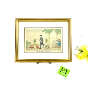 Peut inclure: Une estampe encadrée d'une illustration vintage représentant un homme en manteau noir debout dans un jardin. Le texte "DOCTOR SYNTAX SOJOURNING" est imprimé sous l'image.