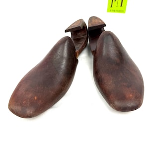 Top view of curved toe blocks and wood grain