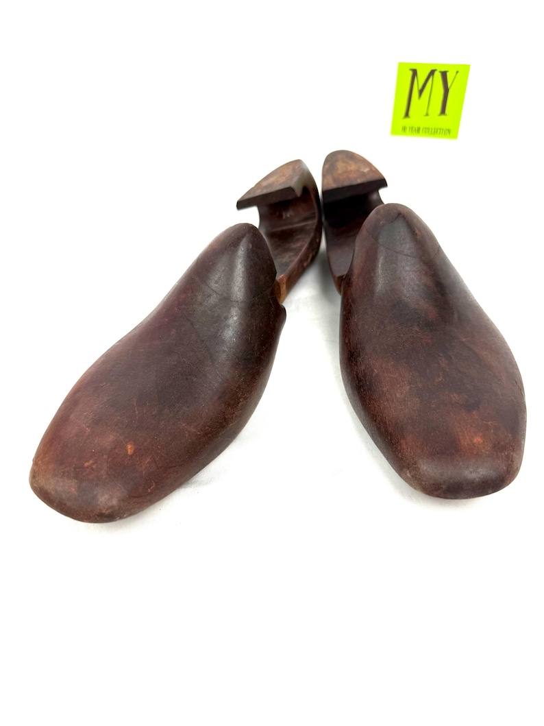 Top view of curved toe blocks and wood grain