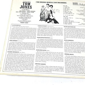 Puede incluir: Una grabaci&oacute;n de reparto musical vintage de "Tom Jones". La portada, sobre un fondo blanco, presenta una ilustraci&oacute;n en blanco y negro de un hombre y una mujer. Los nombres del elenco y los cr&eacute;ditos de producci&oacute;n son visibles.
