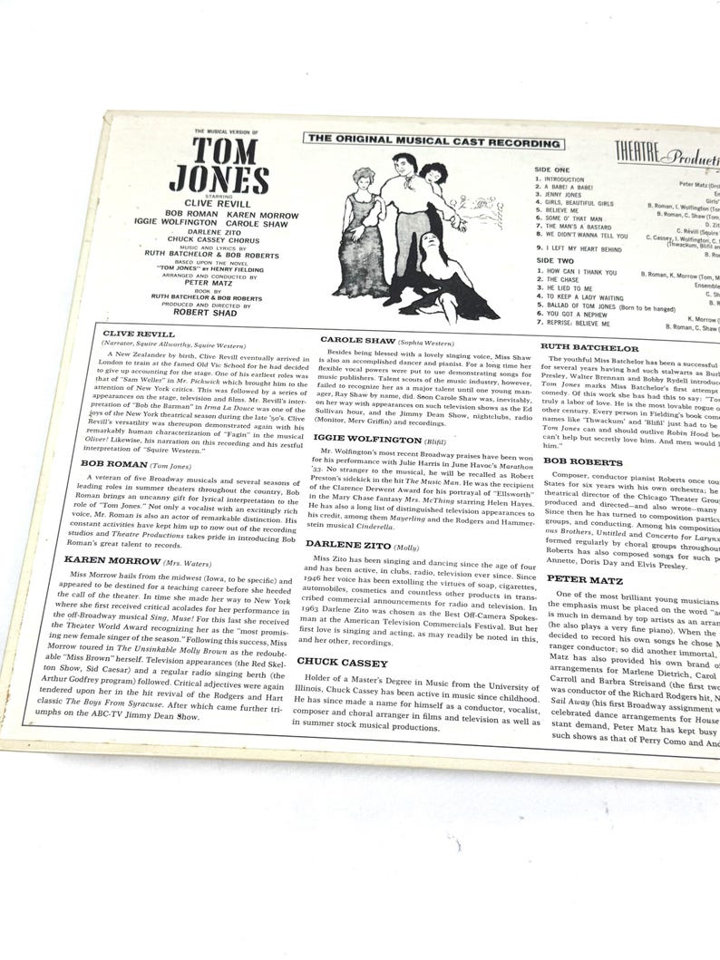 Puede incluir: Una grabaci&oacute;n de reparto musical vintage de "Tom Jones". La portada, sobre un fondo blanco, presenta una ilustraci&oacute;n en blanco y negro de un hombre y una mujer. Los nombres del elenco y los cr&eacute;ditos de producci&oacute;n son visibles.