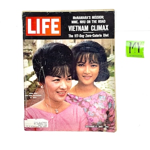 Op de afbeelding: Een vintage LIFE-magazinecover met een foto van twee vrouwen in roze jurken. De kop op de cover luidt "VIETNAM CLIMAX" en "McNamara's Mission; Mme. Nhu on the Road". De datum op de cover is 11 oktober 1963.