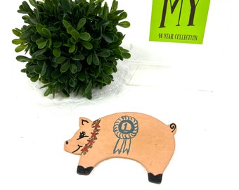 Imán de cerdito premiado vintage: decoración rústica de madera troquelada