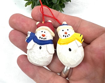 Adornos vintage de muñecos de nieve de resina pintados a mano: chales azules y amarillos