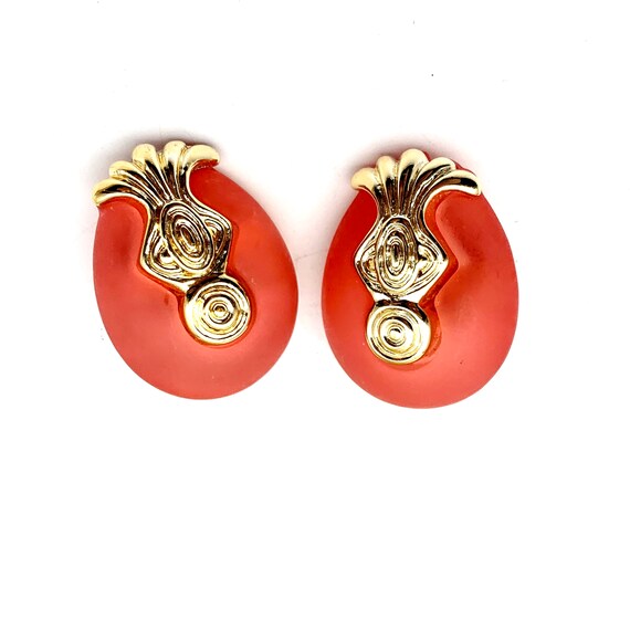 Vintage Mid Century Coral and Gold Tone Clip on E… - image 9