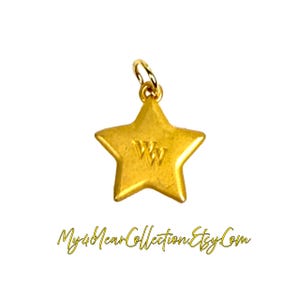 Può includere: Un ciondolo a forma di stella color oro con un anello nella parte superiore per appenderlo. La stella ha una superficie strutturata e le lettere "WW" sono incise sul davanti. Il nome del negozio Etsy "My4MeaCollection.Etsy.Com" è scritto in corsivo sotto.