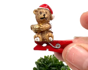 Adorno navideño vintage en miniatura de osito de peluche: decoración con gorro de Papá Noel de cerámica reciclada.