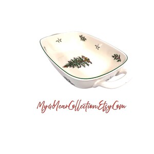 Pu&ograve; includere: Una tazza di ceramica bianca con manico nero e la scritta "But First, Coffee" in grassetto nero. La tazza &egrave; posta su uno sfondo sfocato, suggerendo un'atmosfera accogliente.