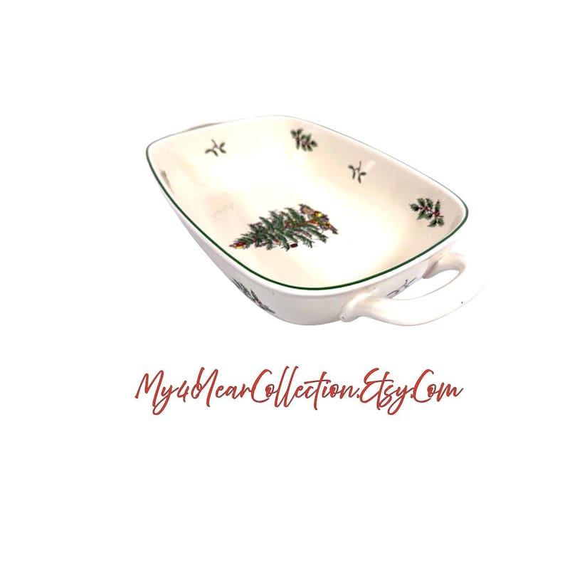 Pu&ograve; includere: Una tazza di ceramica bianca con manico nero e la scritta "But First, Coffee" in grassetto nero. La tazza &egrave; posta su uno sfondo sfocato, suggerendo un'atmosfera accogliente.