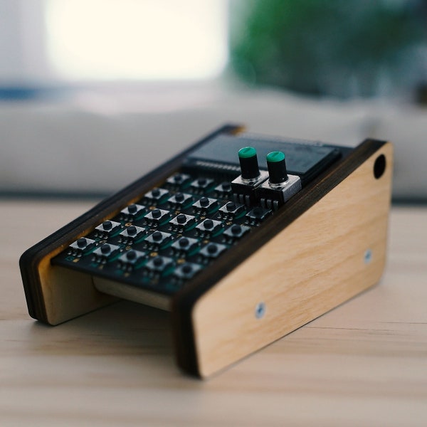 ImpossibleShape PO Stand - soporte de madera para Pocket Operator 2020 Light Birch / Benoit's Design Co. Music Supply